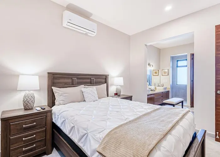 Stunning Oceanfront Luxury With Spacious Balcony- Perfect For Families Сasa de vacaciones *