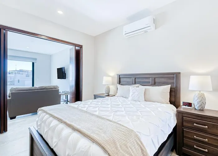 Stunning Oceanfront Luxury With Spacious Balcony- Perfect For Families Сasa de vacaciones