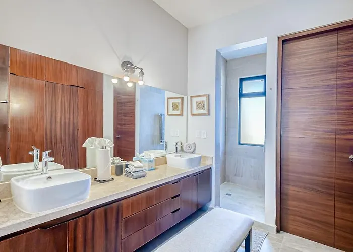 Сasa de vacaciones Stunning Oceanfront Luxury With Spacious Balcony- Perfect For Families *