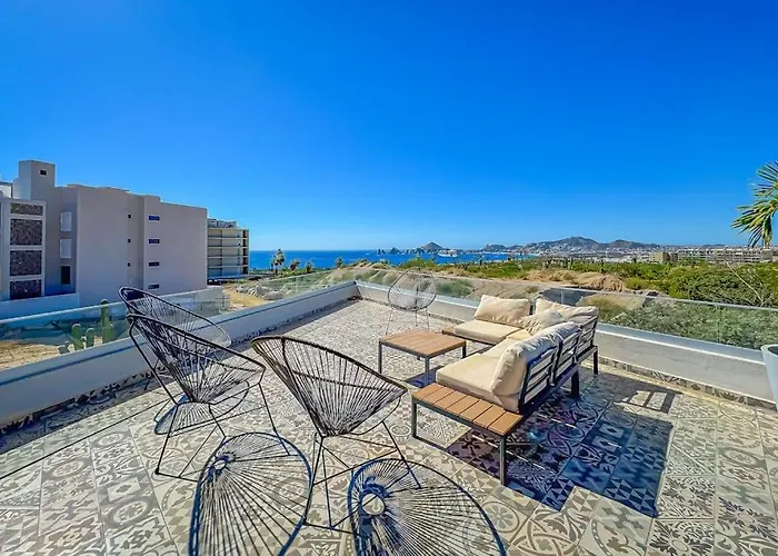 Stunning Oceanfront Luxury With Spacious Balcony- Perfect For Families Сasa de vacaciones *